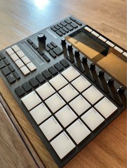 Native Instruments MASCHINE MK3 MIDI Controller w/ Protective Cover