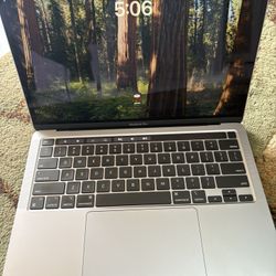 MacBook Pro 13” 2022 500 SSD HD 24 GB Ram 8 Core 
