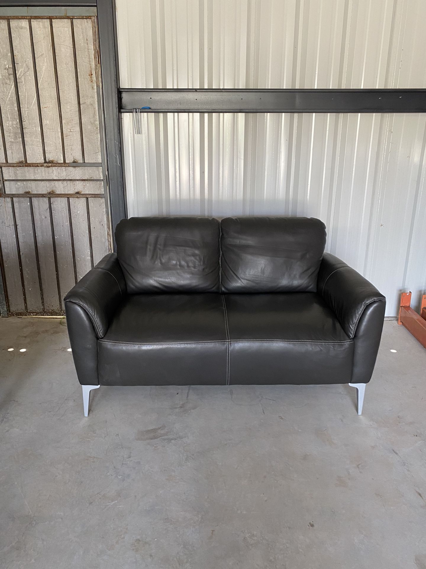 leather loveseat new minor damage on delivery 350$ each 2 availables