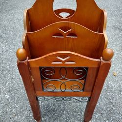 Wood magazine rack