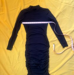 Black Long-Sleeve Turtleneck Ruched Midi Dress. SIZE S