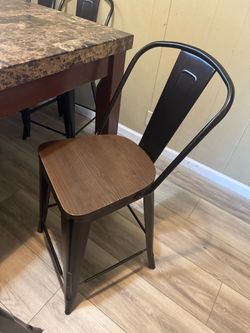 Marvel table with high chairs