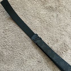 Black Louis Vuitton Belt w Black Buckle