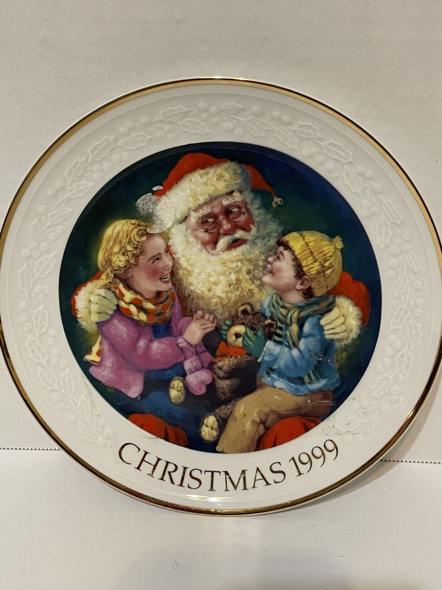 1999 Avon collectable porcelain plate by Robert Sauber.  “Santa’s Tender Moment” with 22k gold trim. 