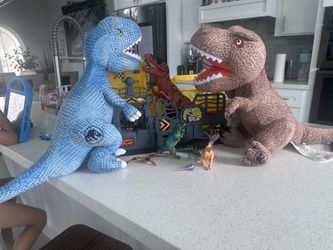 Jurassic World Plush And Action Figure