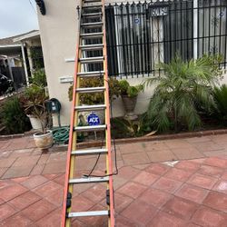Escalera de 28 pies de fibra de vidrio perfectas, condiciones muy barata