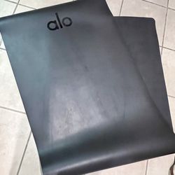 Alo Yoga Warrior Gym Yoga Black Mat 74 x 26.5 for Sale in Seattle,  Washington - OfferUp