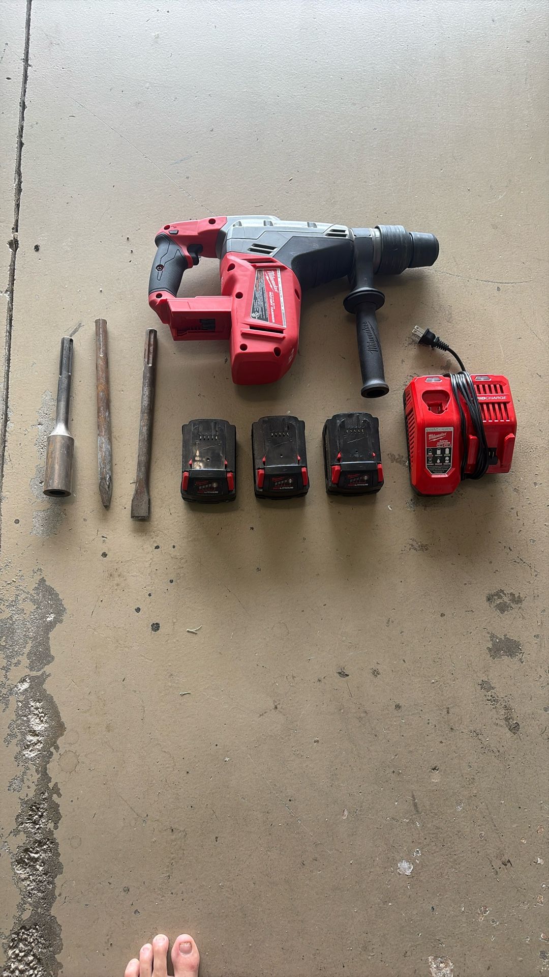 Milwaukee 2717-20 like new, 3 batteries, charger and 3 bits