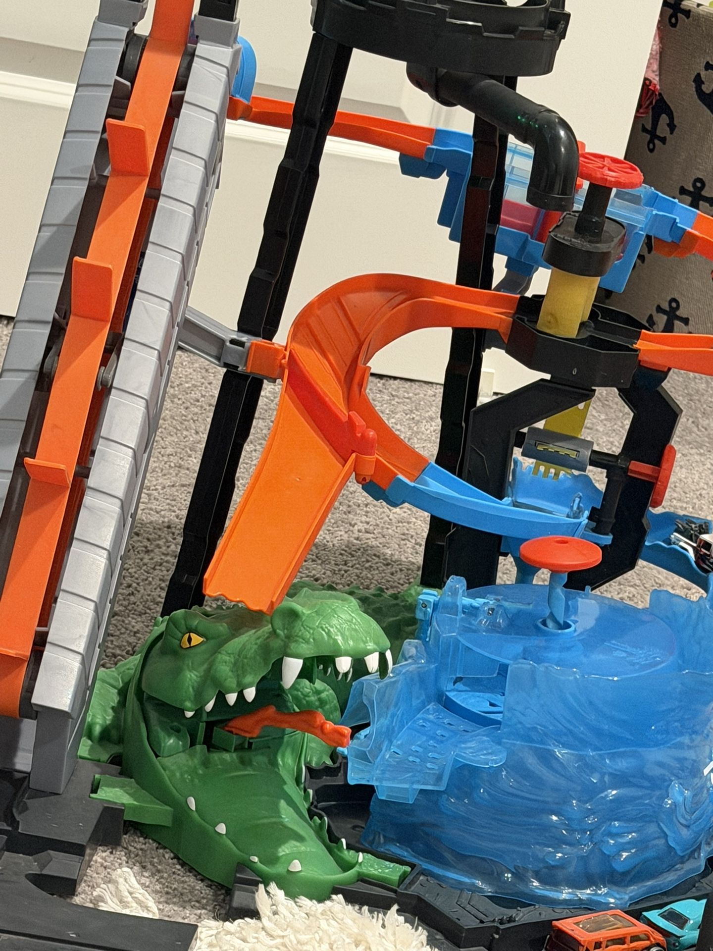 Hot Wheels Ultimate Gator Car Wash
