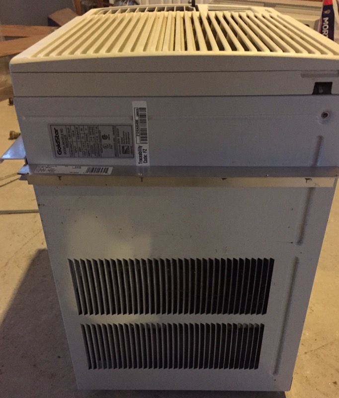 Window Air Conditioner (AC Unit) LG Goldstar. for Sale in Fleming, OH