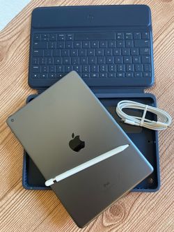 Apple iPad 8th Generation 32GB (Latest iOS 26) Logitech Keyboard case , Pencil & charger