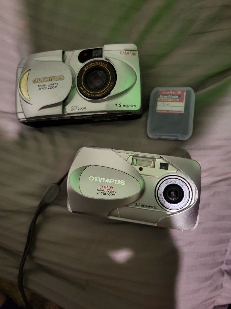 Olympus D-460 1.3MP Digital Camera w/ 3x Optical Zoom
& Olympus D-560 Zoom Digital Camera