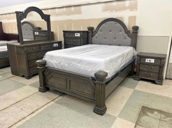 Traditional Wood Bedroom Set with Four-Poster Bed
