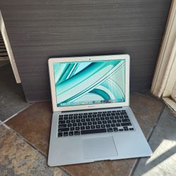 MacBook air 13inch" i5 4GB RAM 256gb SSD | Adobe, Final Cut, Logic, Office |Best Offer