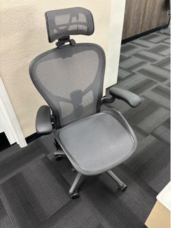 HERMAN MILLER REMASTERED  AERON OFFICE CHAIRS / GAMING ,SIZE C , FULLY LOADED, POSTURE FIT HEADREST, 3 AVAILABLE 3 /A &8 cash each CHAIIR