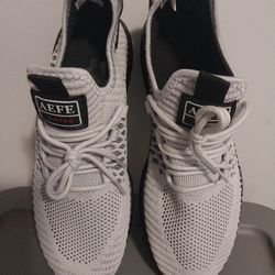 Men's Brand New Gray Athletic Shoe Size 10