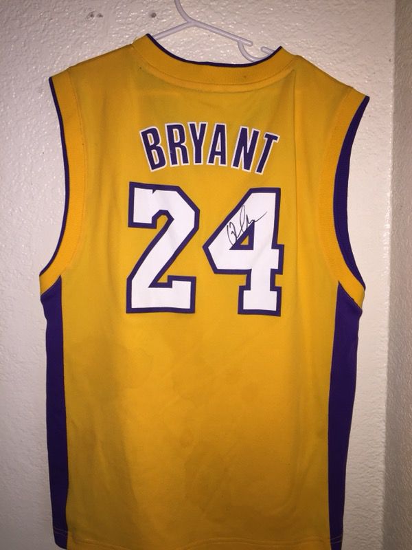 Qias Omar Signed Kobe Jersey for Sale in Sacramento, CA - OfferUp