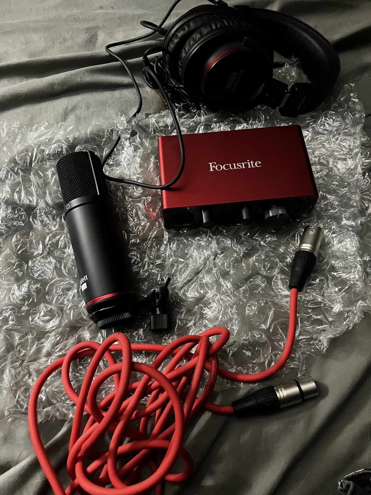Scarlett Solo 2 Audio Interface And Mic Set