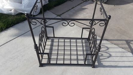Metal dog bed