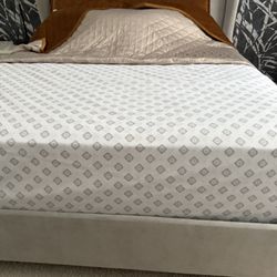 Queen size memory form mattress