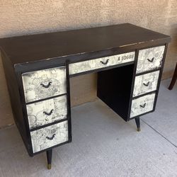 Black Desk