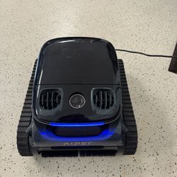 AIPER Cordless Pool Cleaning Robot – Like New, Barely Used