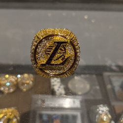 LOS ANGELES LAKERS 2020 NBA WORLD CHAMPIONSHIP PAPERWEIGHT RING REPLICA