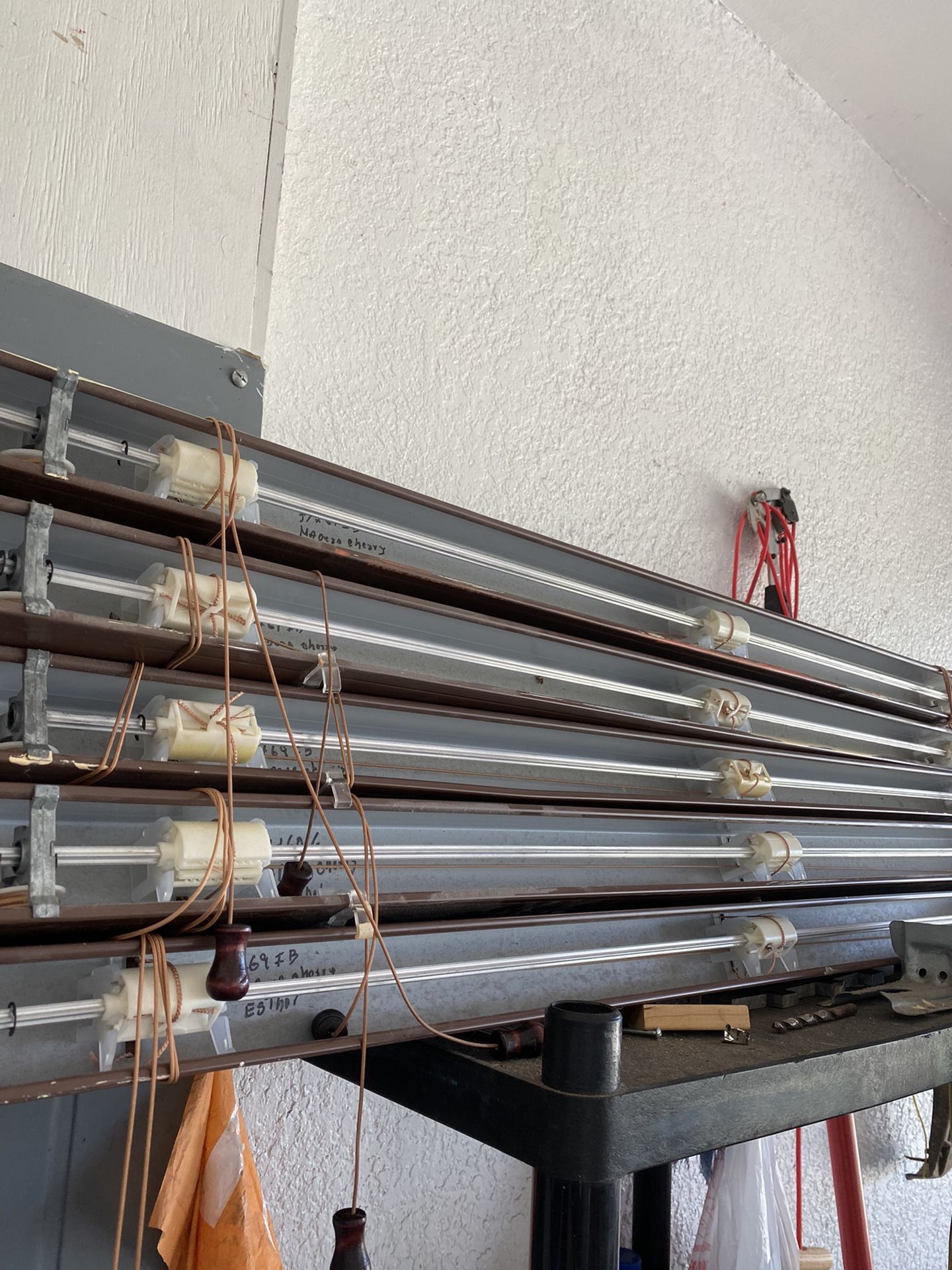 Cortinas De Madera Para Ventanas Y Una Puerta De Corredera