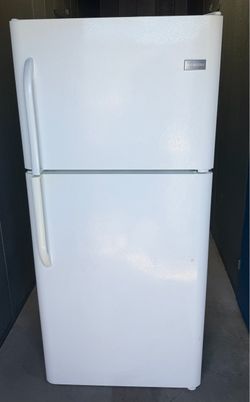 Frigidaire Top-Freezer Refrigerator White