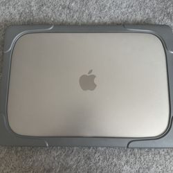 2020 Apple MacBook Pro 13” Laptop Touch Bar Excellent Condition 