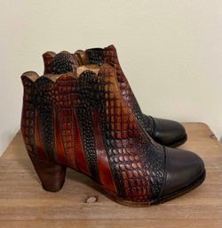 L'Artiste by Spring Step Extrovert Leather Booties Size 41 NWOT