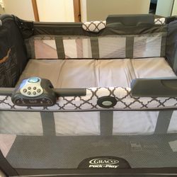 Graco Pack & Play w/organizer & Changing Table 