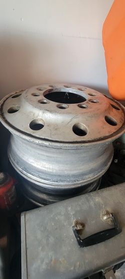 11r24.5 aluminum rims. I have 2 steers