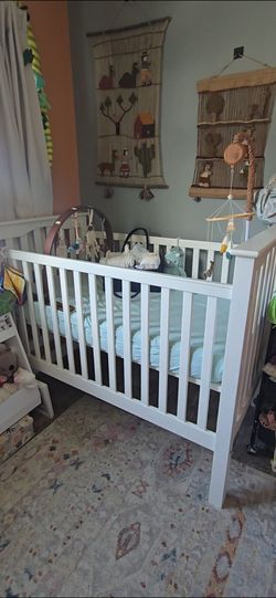POTTERY BARN Kendall crib & NEWTON Mattress