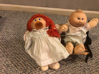 2 original vintage Cabbage Patch dolls sitting on a park bench great condition never played with