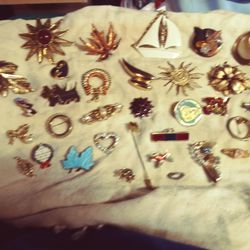 Vintage Gold Colored Untested Assorted Brooch And Pin Lot