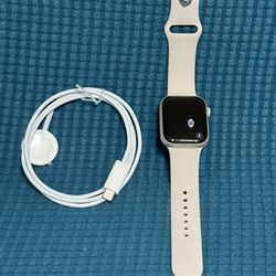 Apple SERIES 9 45mm Watch #593