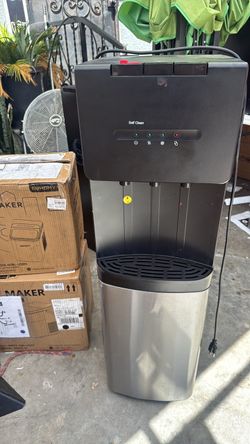 Water dispenser bottom loader