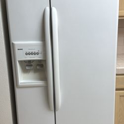 Kenmore Refrigerator With Ice Maker & Water Dispenser