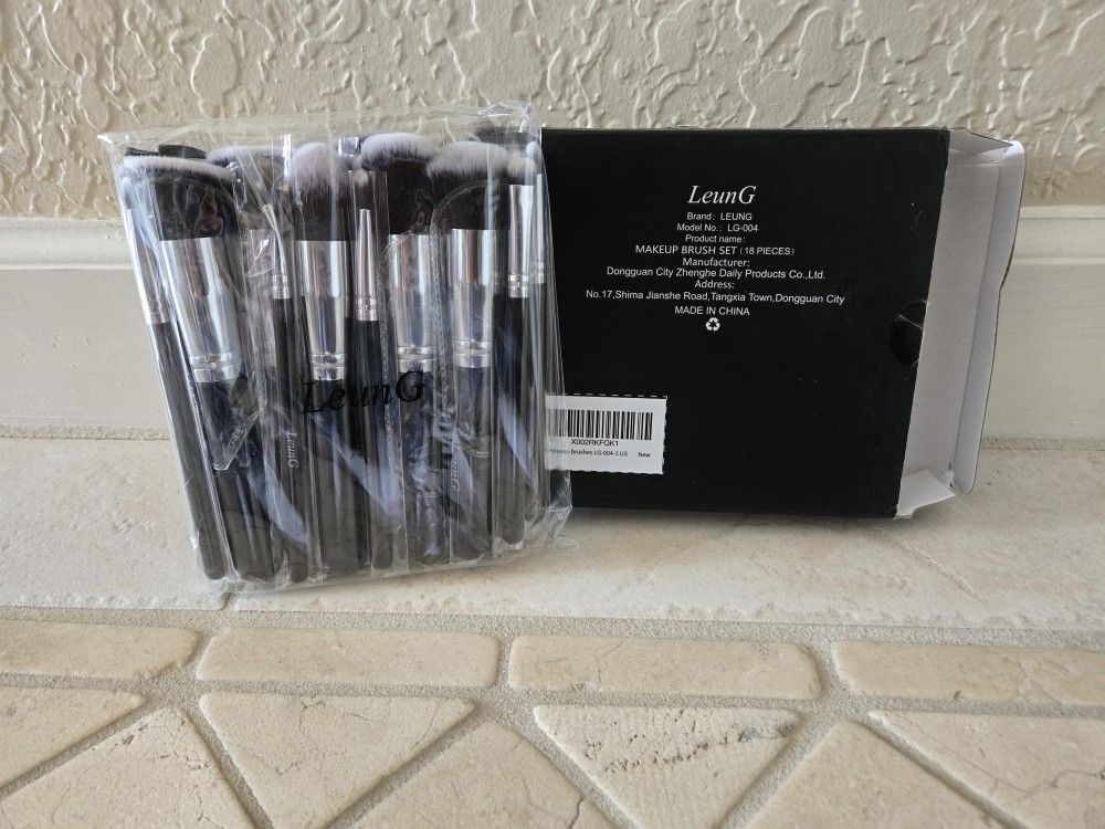 New unopened LeunG 18 piece makeup brush set