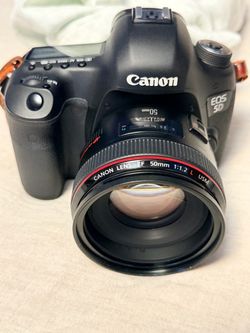 CANON EOS 5D MARK III WITH 50 MM F 1.2 like new.