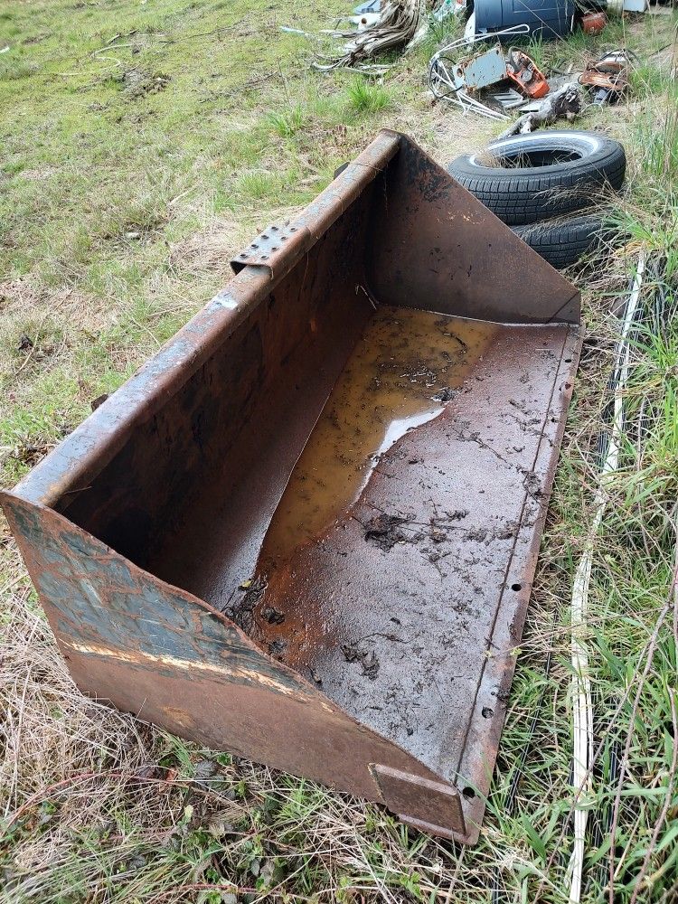 Skid Steer Bucket John Deere 66"