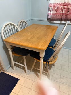 Kitchen Table $20 w/4 Chairs! MUST GO!