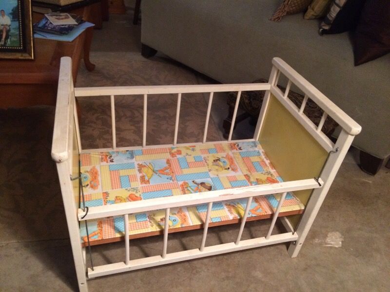 Vintage 1960's baby doll crib