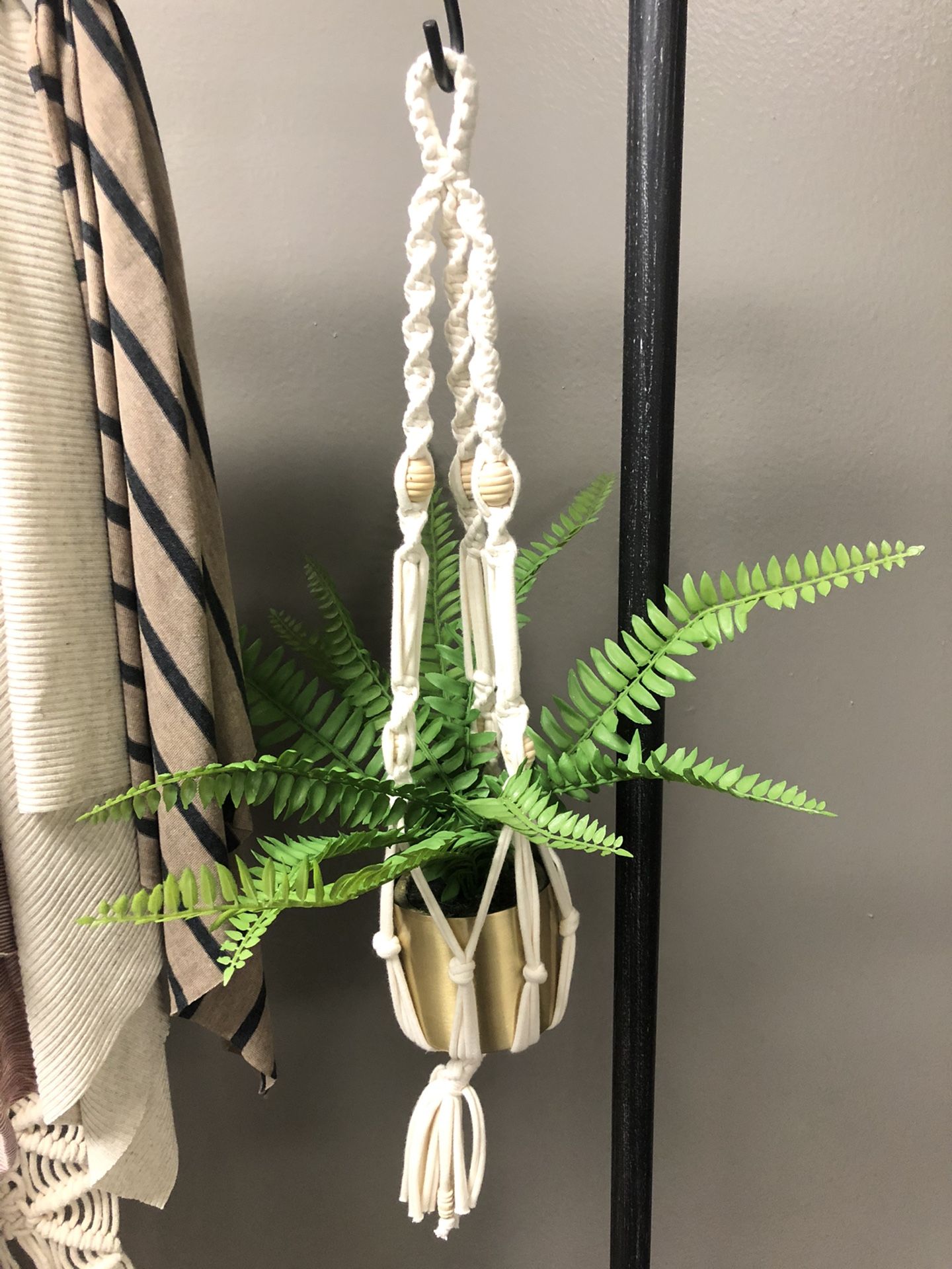 Macrame plant hanger