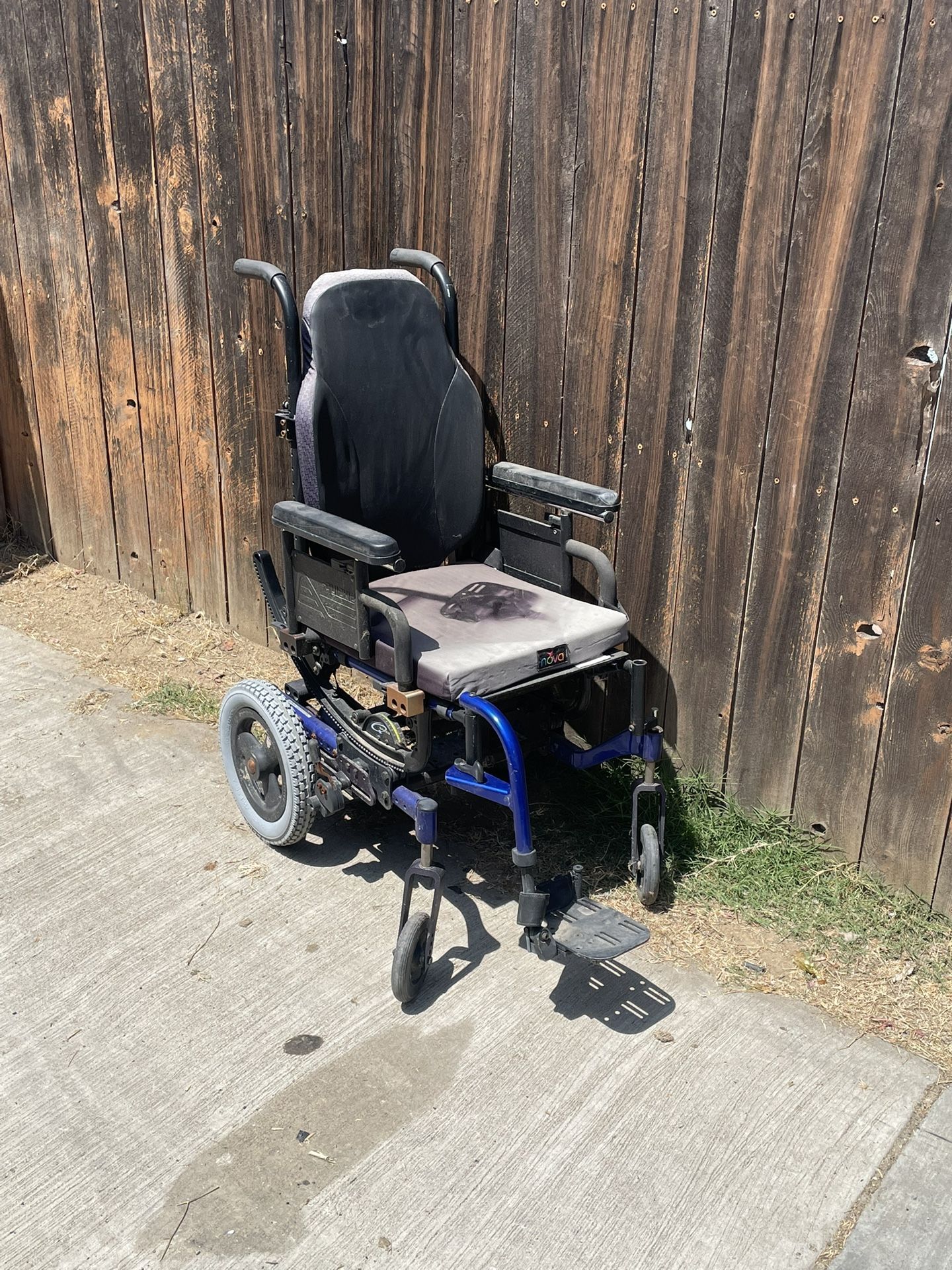 Wheelchair, Missing One Leg Rest, Free
