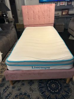 CAMA TWIN SZ PARA NIÑA TAPIZADA DE TELA ROSA CON COLCHÓN LINENSPA Y COBERTURA USADA BUENA CONDICIÓN