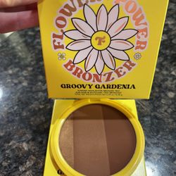 NEW TRIXIE COSMETICS FULL SIZE HIGHLIGHTER/BRONZER TRIO $15!!