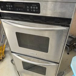 DOUBLE OVEN FRIGIDAIRE  DIGITAL  DUAL CONTROLS ELECTRIC 