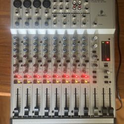Behringer Eurorack MX 1604A 16 Channel Mixer w/ Flight Case